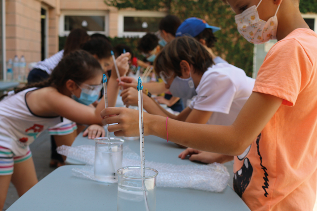 Alumnos del Summer Camp de Caxton College preparando un experimento científico. Foto: CAXTON COLLEGE - 