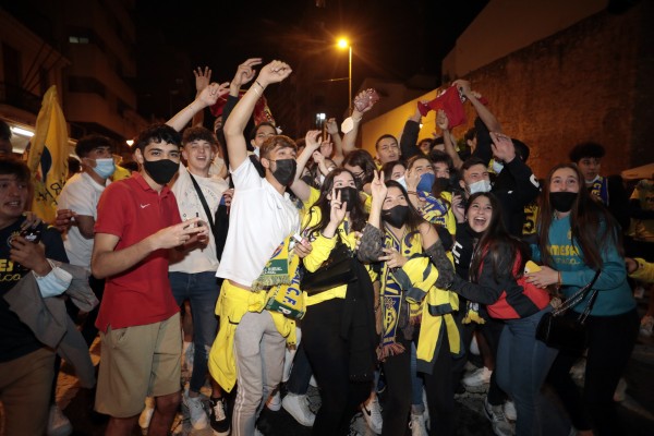 Miles de aficionados amarillos toman las calles de Vila-real para celebrar el título 