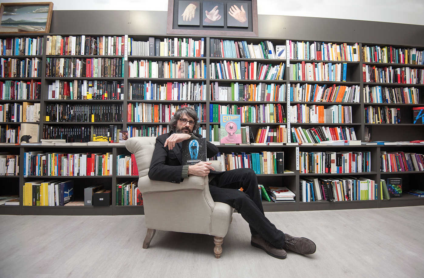 El ilustrador alicantino Pablo Auladell (Foto: RAFA MOLINA) - 