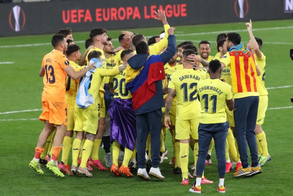 
El rey felicita al Villarreal por su primer título europeo