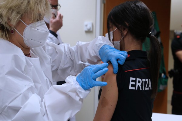 España administra 404.562 dosis y casi 8,5 millones de personas han recibido pauta completa