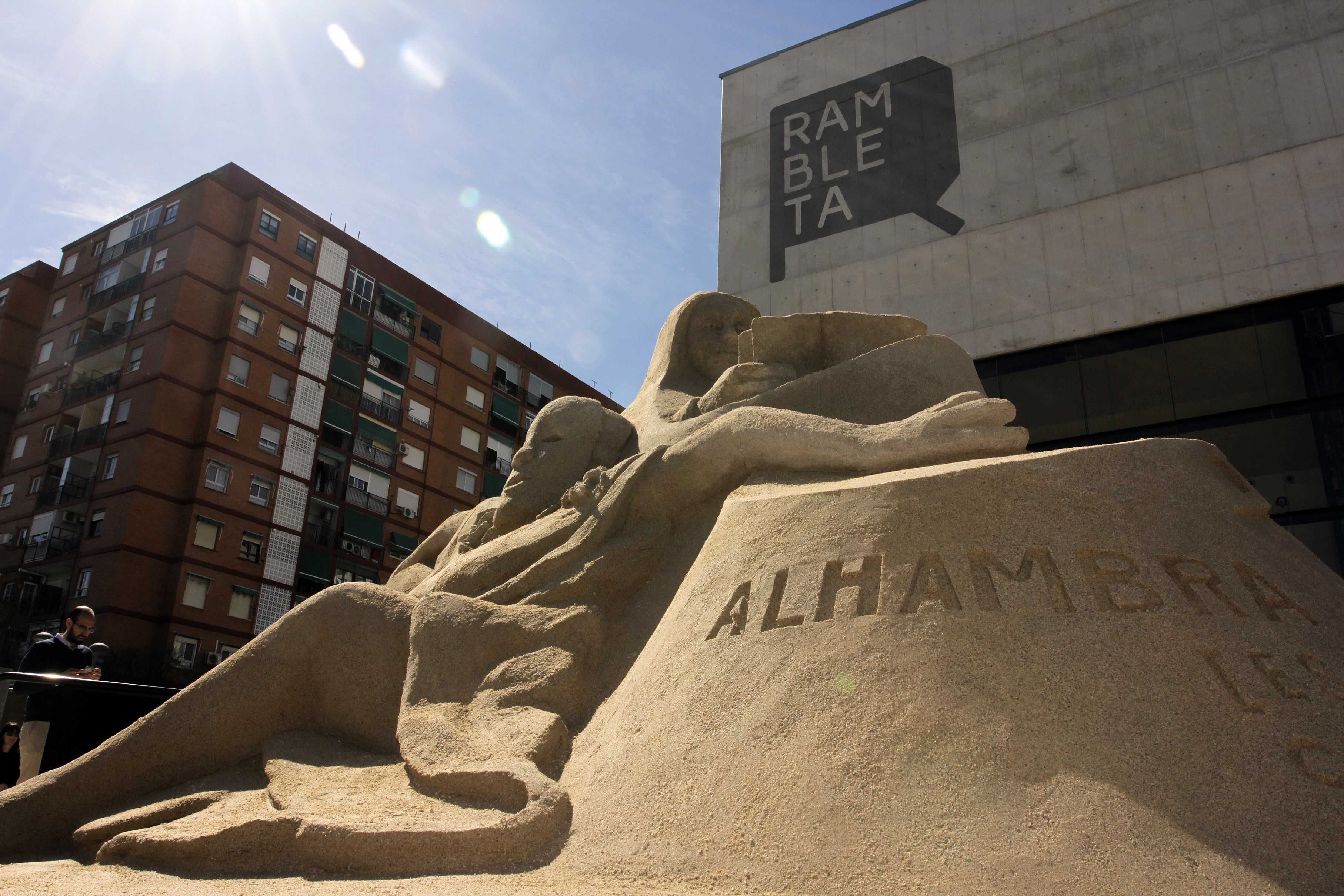 La mujer y su papel en la cultura, en forma de escultura de 15 toneladas de arena