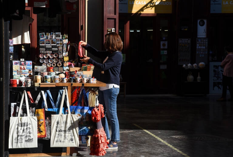 Los comercios de València ya pueden pedir las ayudas para la promoción del valenciano