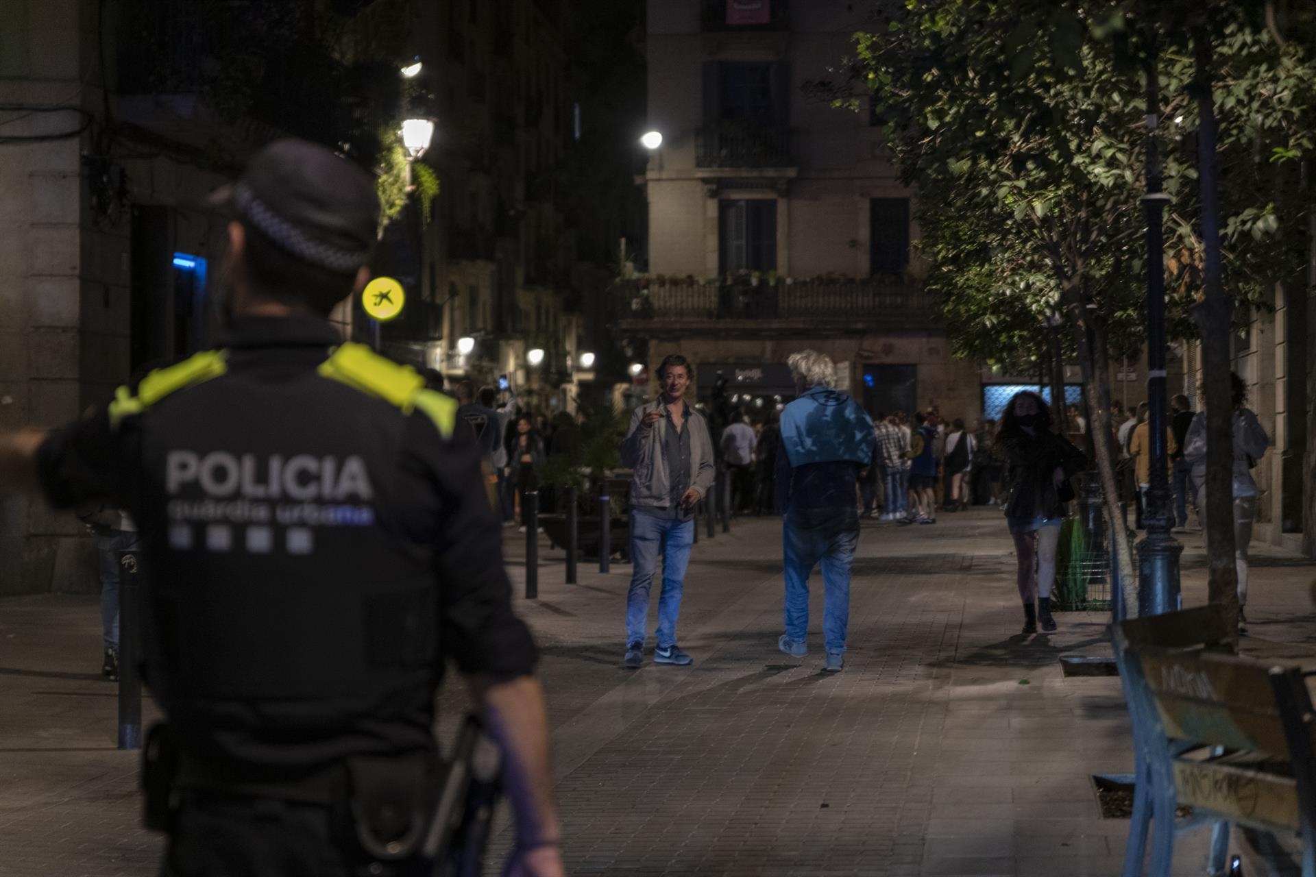  España notifica 5.007 casos y 54 muertes, mientras la incidencia baja ligeramente a 126