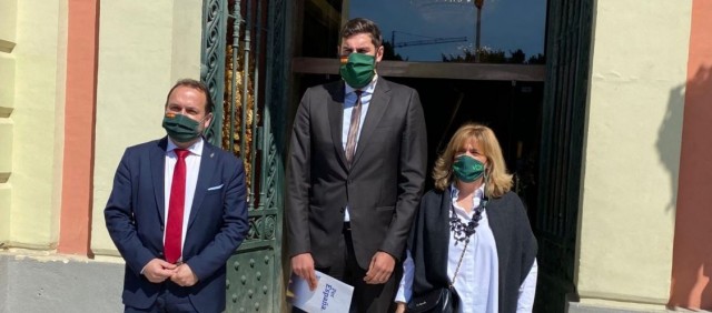 Vox quiere recuperar la foto del Rey, la bandera de España y el himno nacional en todos los colegios de Murcia