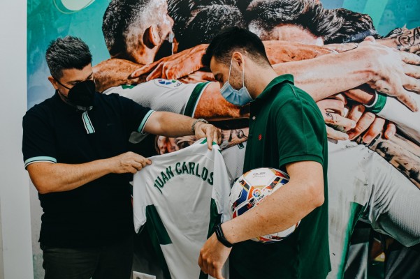 Bragarnik homenajea al recogepelotas que permitió encarrilar la permanencia
