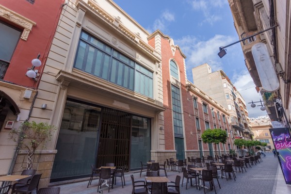 El CEU destinará el inmueble de Zara de Elche a Odontología; Ortega ofrece una rebaja por el precio