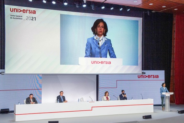 Banco Santander concederá 125.000 becas más de las comprometidas hasta 2021