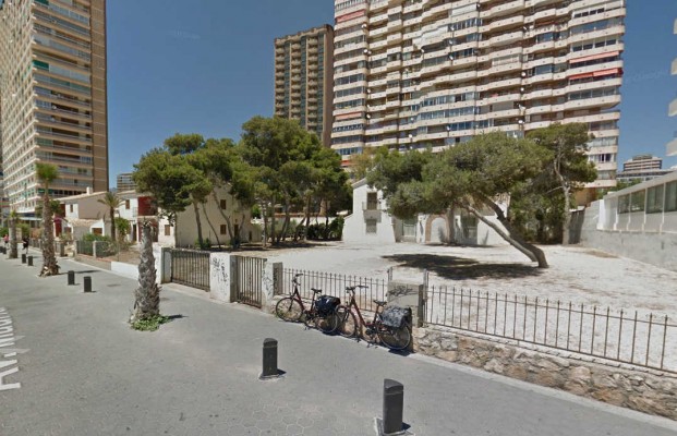 Derriban unos chalés frente a la playa de Levante de Benidorm para ubicar una futura plaza pública