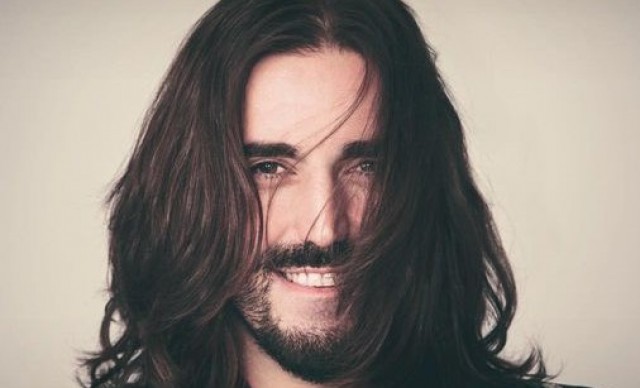  Andrés Suárez, el gallego que pasó de cantar en el metro a llenar auditorios, actúa en el Villegas 