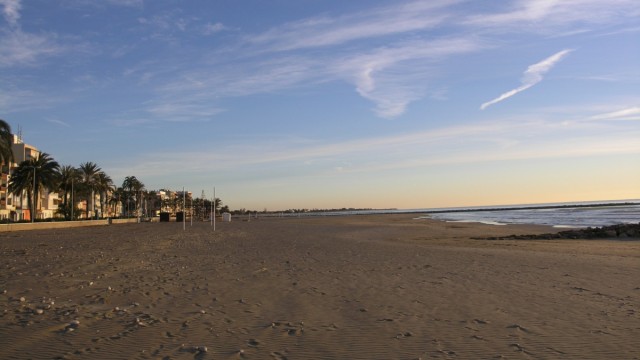 Torreblanca y la Asociación Española contra el Cáncer se unen para crear una playa 'Sin Humos'