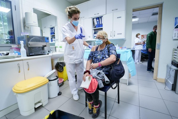 España administra 571.691 dosis este fin de semana y más de 8 millones de personas han recibido pauta completa