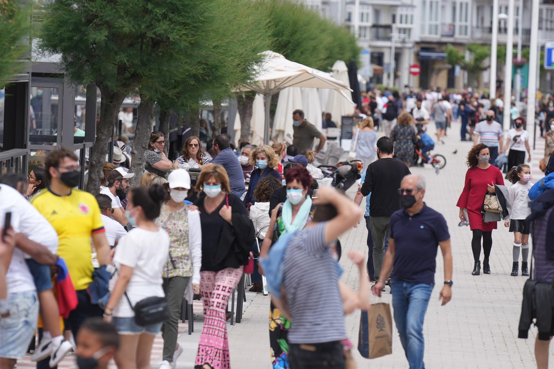 España notifica 11.067 casos nuevos y 91 muertes, con la incidencia bajando a 129