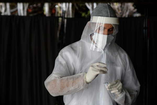 La Conselleria de Sanidad solo deriva a laboratorios privados el 6% de las pruebas PCR precontratadas