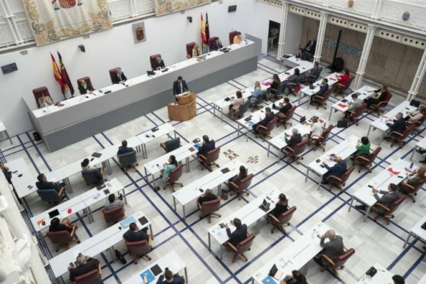 Destinan 800.000 euros para retirar el fibrocemento de las cubiertas de la Asamblea Regional