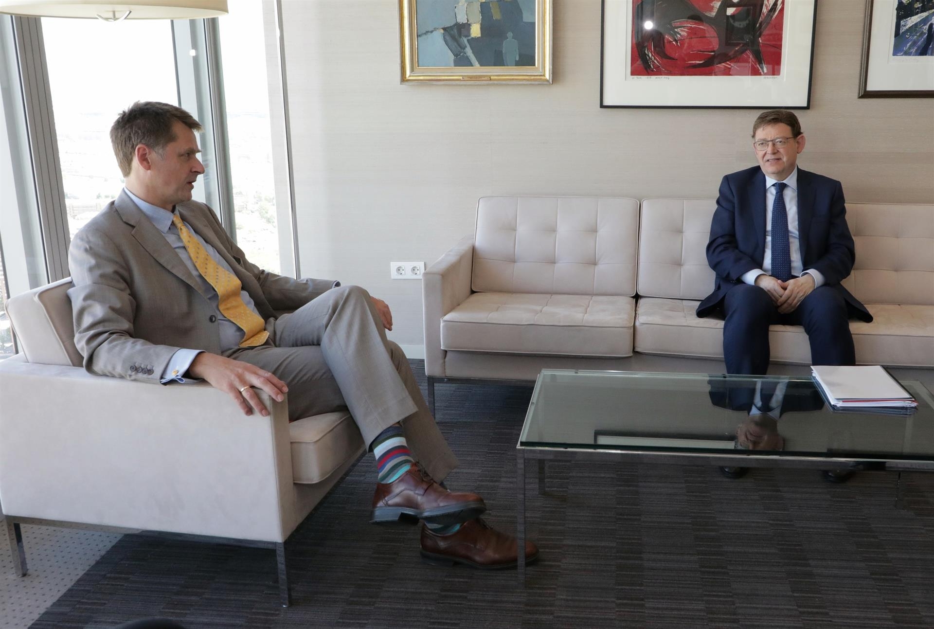 El embajador británico, Hugh Elliott, recibe al president de la Generalitat, Ximo Puig. FOTO: GVA - 