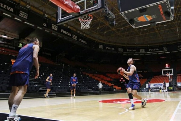 El Valencia Basket vuelve al trabajo y empieza a preparar el cruce ante el Baskonia