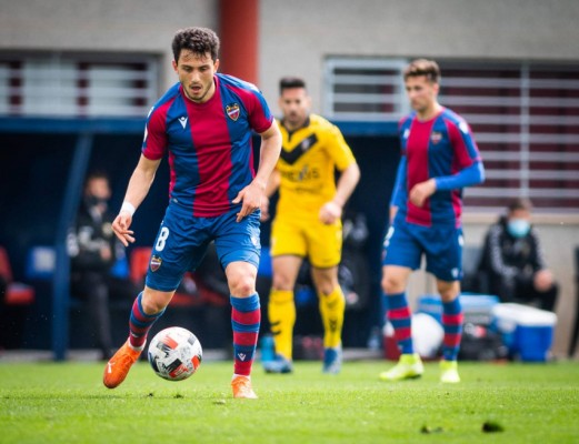 El Atlético Levante remonta y cierra la temporada con un triunfo