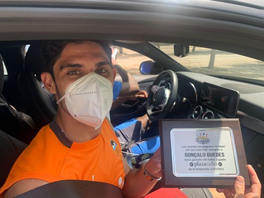  Gonçalo Guedes recibe el trofeo de Jugador Plaza Radio 2020-2021