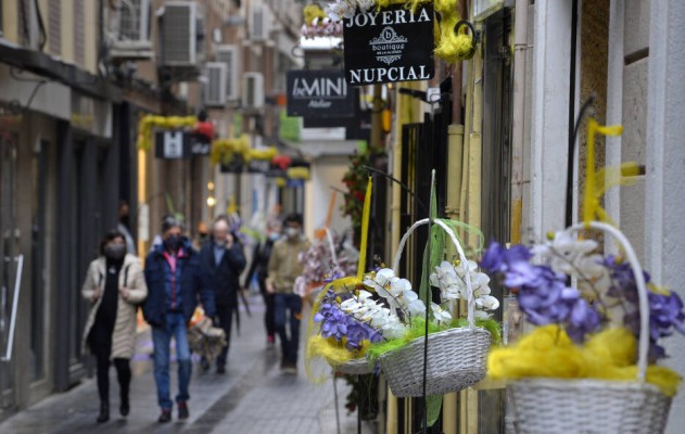 El sol sale para la covid en la Región en un día lluvioso: sin muertes y casi la mitad de contagios 
