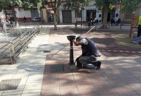 El PSOE denuncia el abandono de la Plaza de Magallanes; su fuente lleva tres años rota