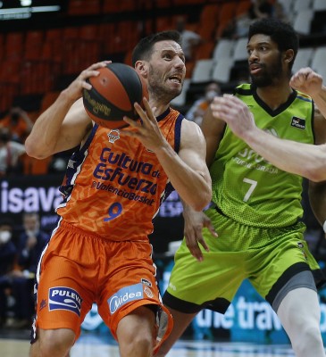 El público vuelve a la Fonteta pero con sólo un tercio del aforo permitido
