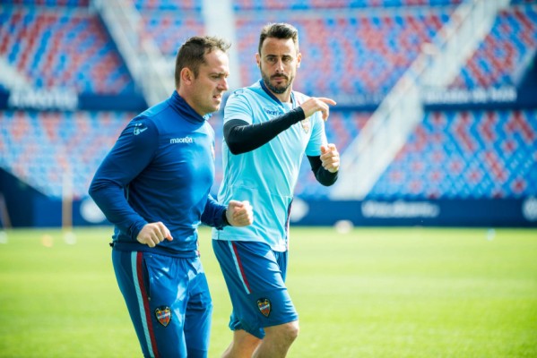 Pedro López vuelve a ejercitarse sobre el césped de Buñol