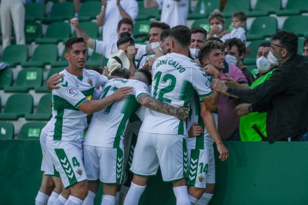 Los jugadores del Elche celebran la salvación ante su afición