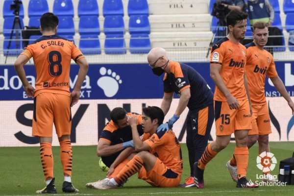 El Valencia resiste y deja al Elche en Primera
