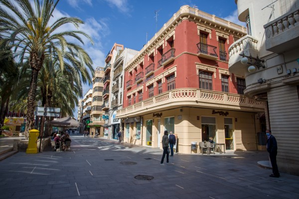 Elche sacrifica más terrazas en la Corredora a costa de la Plaça de Baix, donde tocará encaje de bolillos