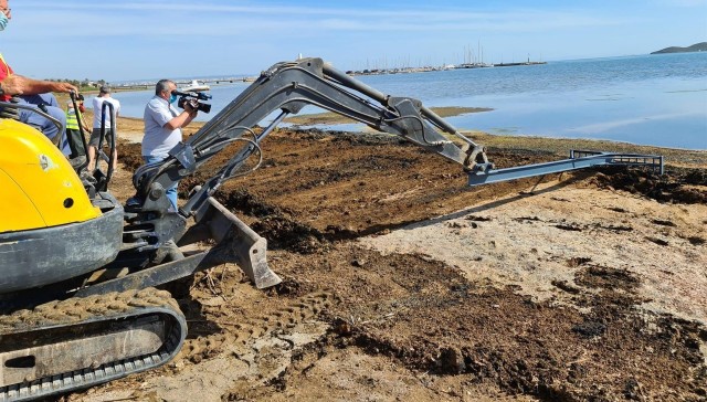 Una nueva máquina de retirada de biomasa trabaja en las playas Estrella de Mar y Los Urrutias