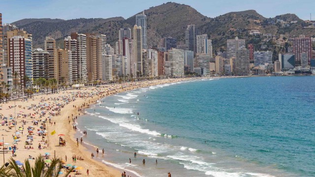 Benidorm incrementa los servicios en las playas pero empezará junio sin hamacas