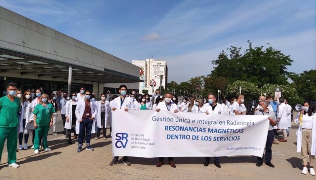 Los radiólogos de la Comunitat se concentran contra la creación de una empresa pública para gestionar las resonancias