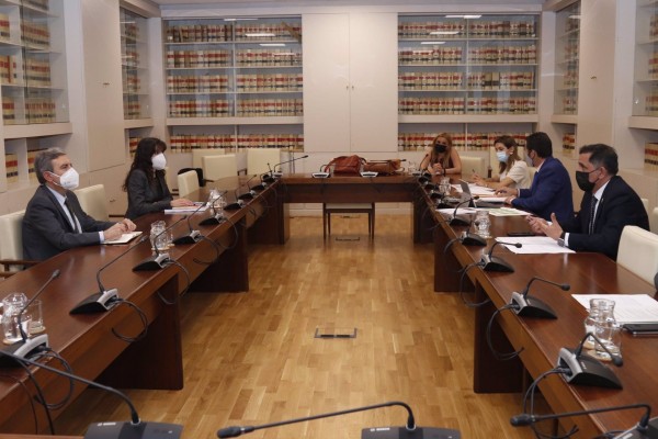 Serrano pide a Moncloa una solución al transporte urbano ante la 