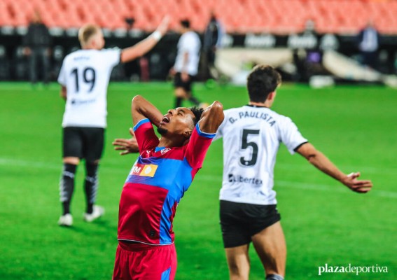 El Elche necesita un favor del Valencia y no fallar