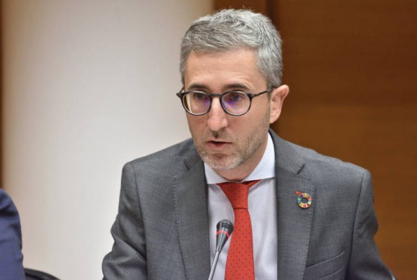 Arcadi España ve 