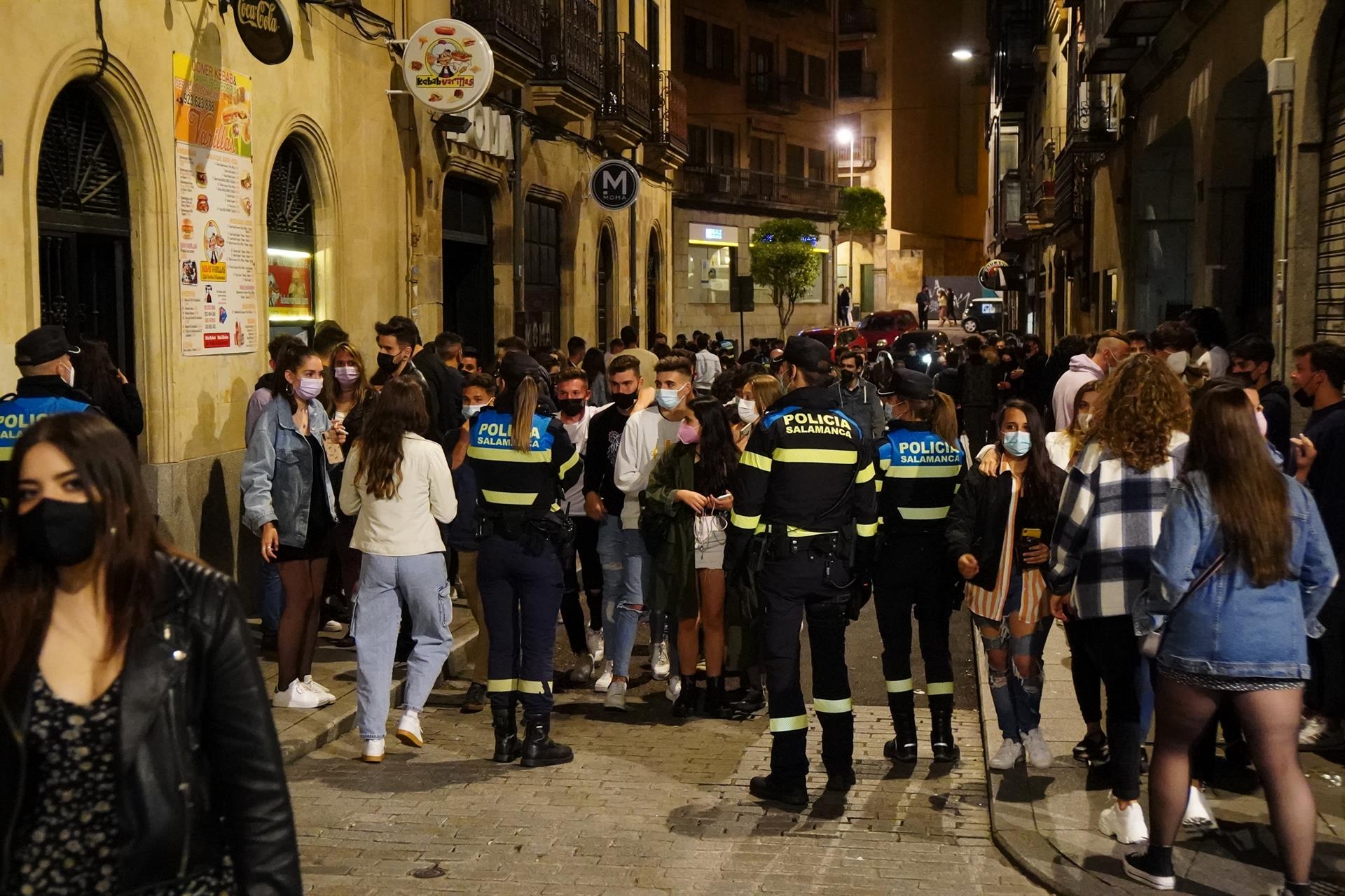 España notifica 5.733 contagios nuevos y 33 muertes, mientras la incidencia baja a 139