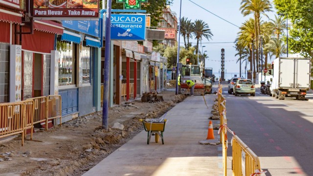 Benidorm repone alcantarillado, agua potable y aceras y la escena urbana de la avenida de Almería

