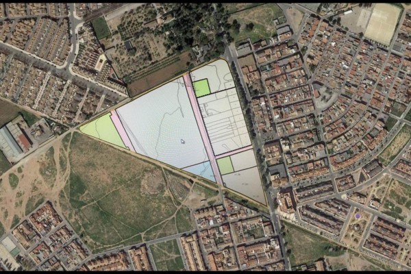 Los vecinos del Polígono Santa Ana se concentran este viernes contra el derribo del muro en la avenida Génova
