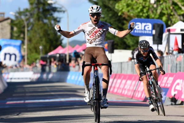 Vendrame le gana el pulso a Hamilton para culminar la fuga en Bagno di Romagna