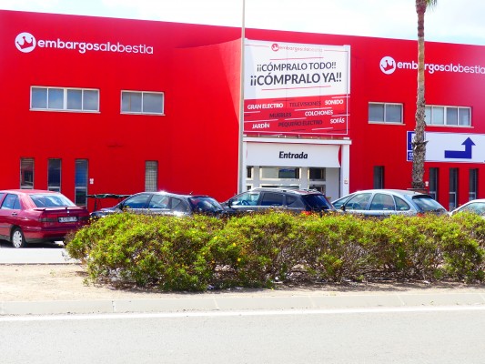 Embargos a lo bestia aterriza en Cartagena con una tienda de 1.500 metros cuadrados en Cabezo Beaza