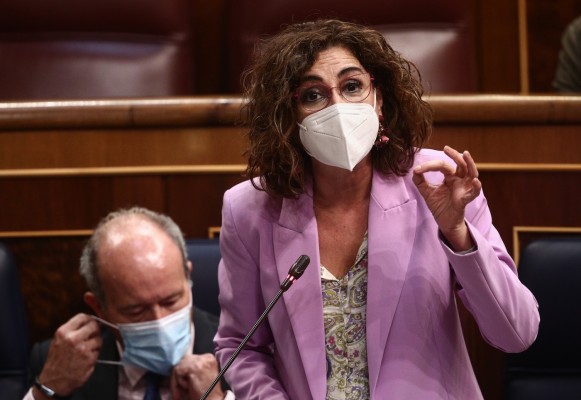 Montero impone a las CCAA el PIB o la población ajustada como únicos criterios para asignar fondos covid