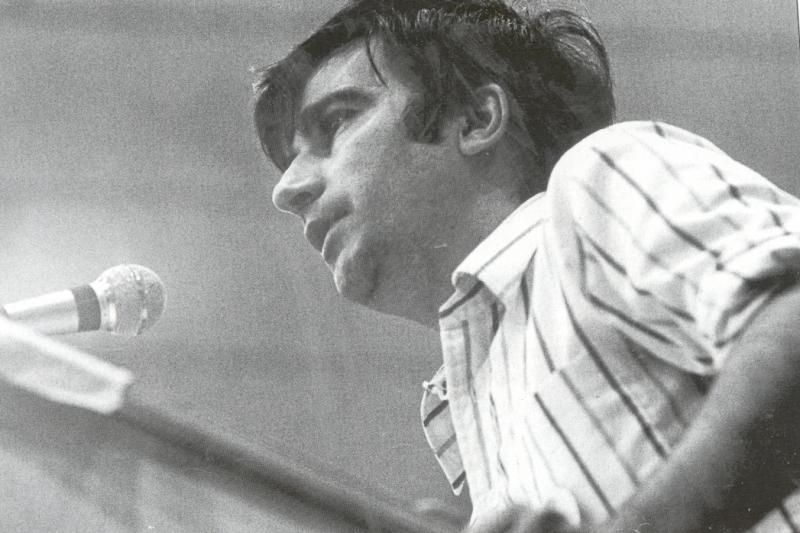 Ernest Lluch, en un mitín en Girona durante la Transición. Foto: FUNDACIÓ ERNEST LLUCH. - 