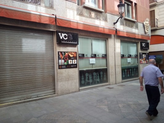 La Trapería pierde uno de sus bares: cierra el Vogue y el cartel de 'se alquila' ya cuelga en el local
