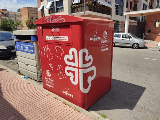 Dos recursos paralizan el contrato de 200.000 euros para la recogida de ropa usada en Castelló