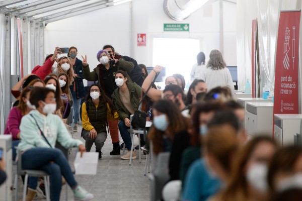 El cambio de criterio sobre AstraZeneca retrasa la vacunación del grupo de 51 a 59 años