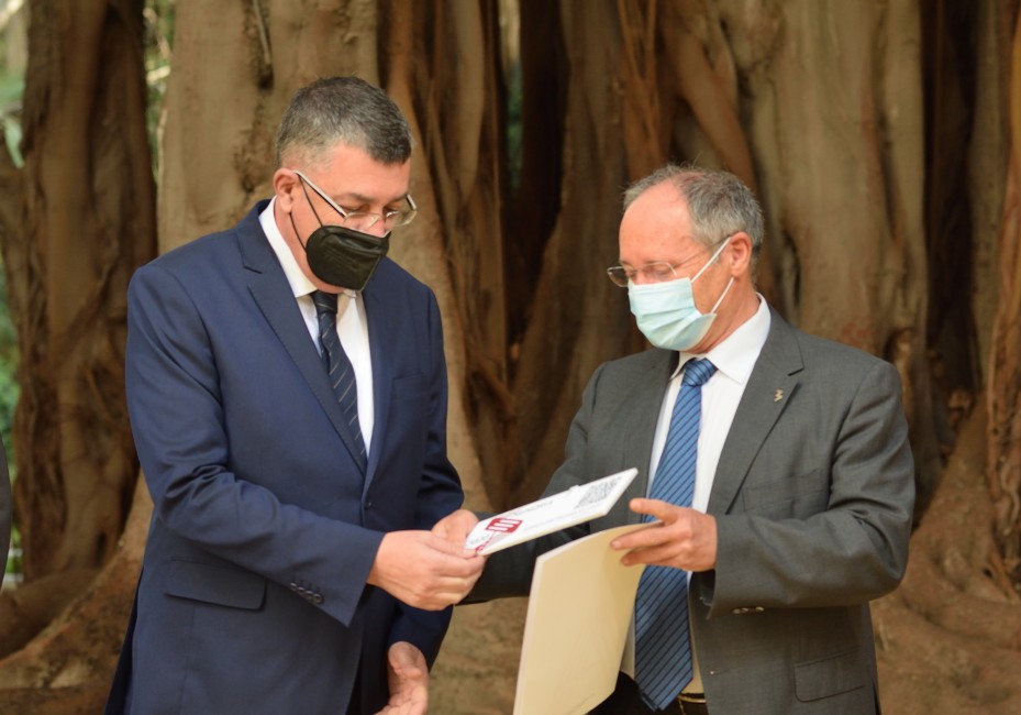 El presidente de Les Corts, Enric Morera, junto al director de la Agencia Antifraude, Joan Llinares. Foto: CORTS VALENCIANES/INMA CABALLER - 