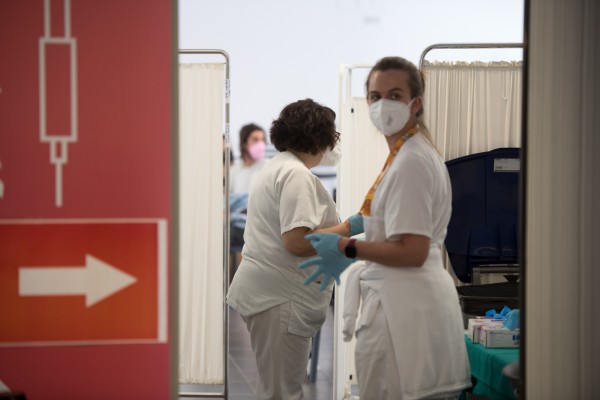 Sanidad administrará la segunda dosis de Pfizer a menores de 60 pero dará la opción de Astrazeneca
