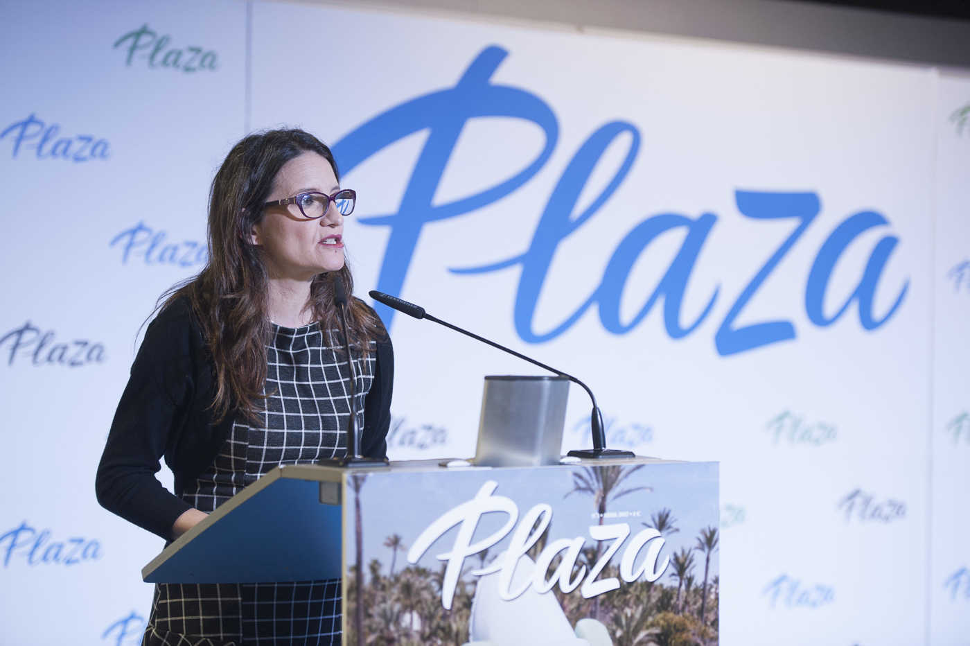 La vicepresidenta del Consell, Mónica Oltra, en un momento de su intervención, en la presentación de la revista 'Plaza' edición Alicante. - 