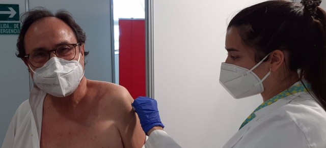 Soler recibe la segunda dosis de la vacuna y es el primer miembro del Consell con la pauta completa
